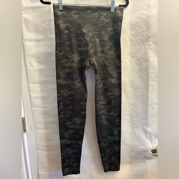 SPANX Green and Black camo Leggings with Form-Fitting Stretch Sz-L. T14 - Picture 5 of 12